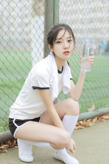女子双手双脚被胶水粘住无法自救